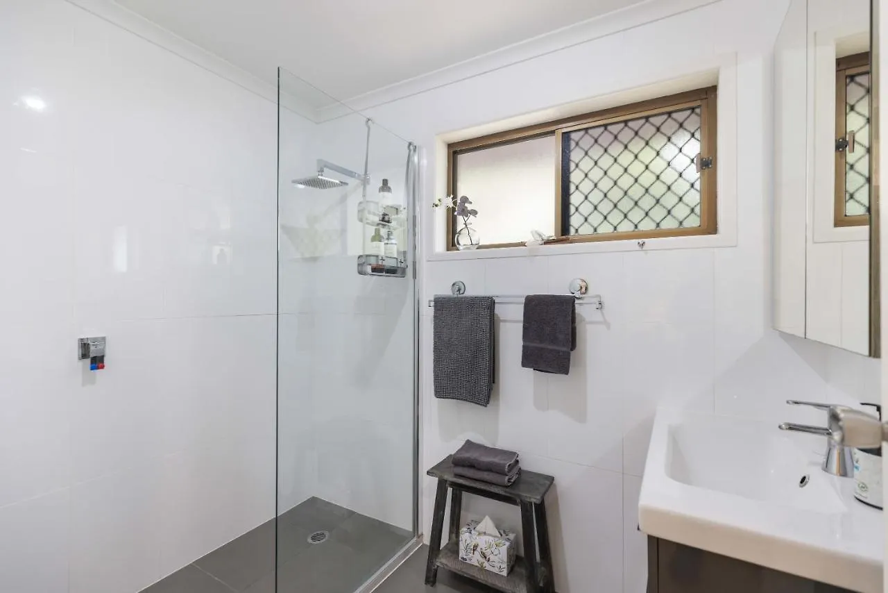 Teak Street Retreat - Ultimate Comfort Steps To Maleny Main Street