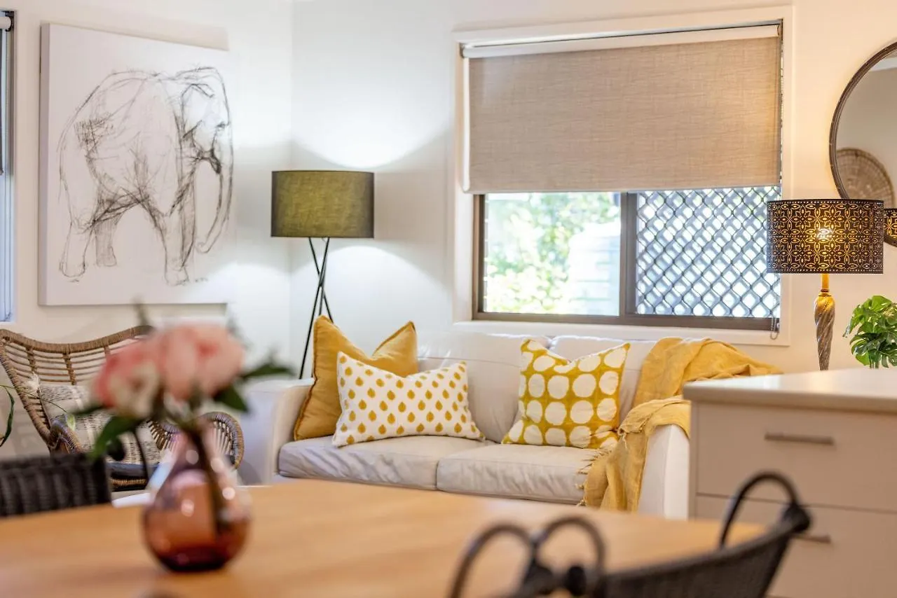 Teak Street Retreat - Ultimate Comfort Steps To Maleny Main Street Australia